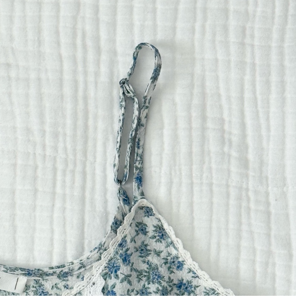 Mine blue & white floral sleeveless tank top lace detail size Medium -Cute and f - Picture 3 of 9